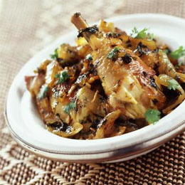 moroccan cuisine - The chicken, almond and onion guedra moroccan recipe